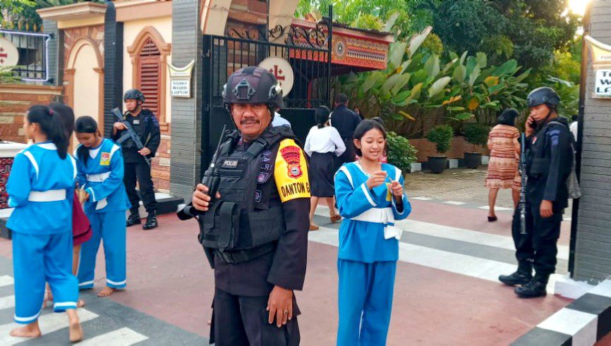 Puluhan Aparat Gabungan Amankan Misa Natal di Gereja Katolik Paroki Makale 1 Puluhan Aparat Gabungan Amankan Misa Natal di Gereja Katolik Paroki Makale