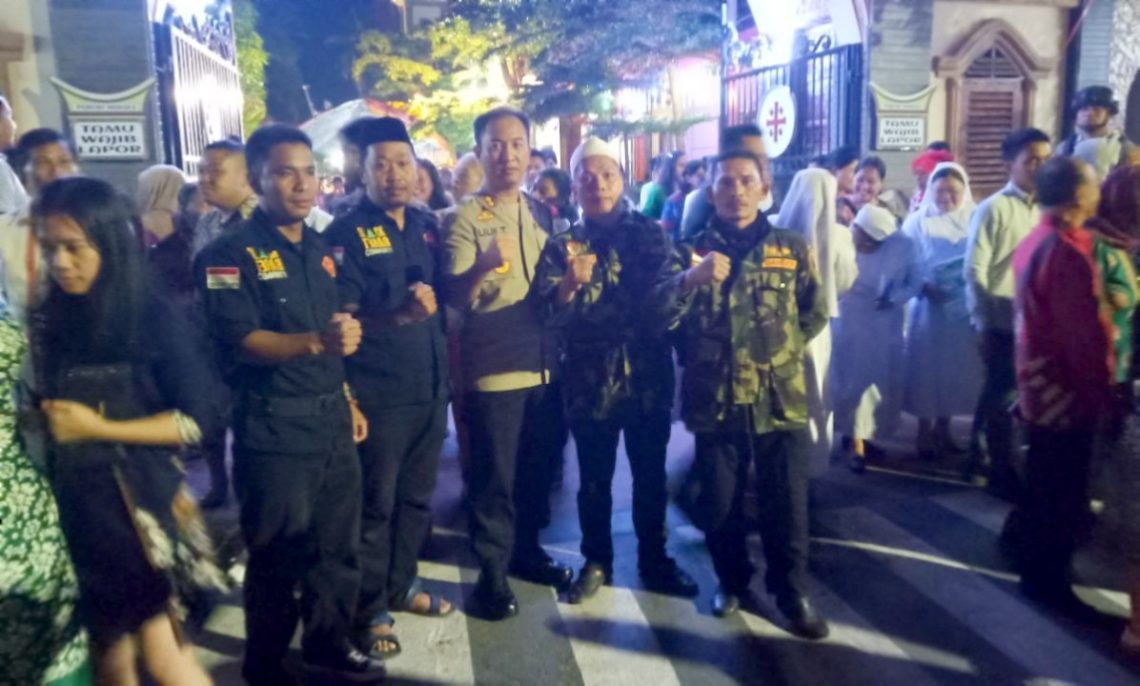 Puluhan Aparat Gabungan Amankan Misa Natal di Gereja Katolik Paroki Makale 3 Puluhan Aparat Gabungan Amankan Misa Natal di Gereja Katolik Paroki Makale