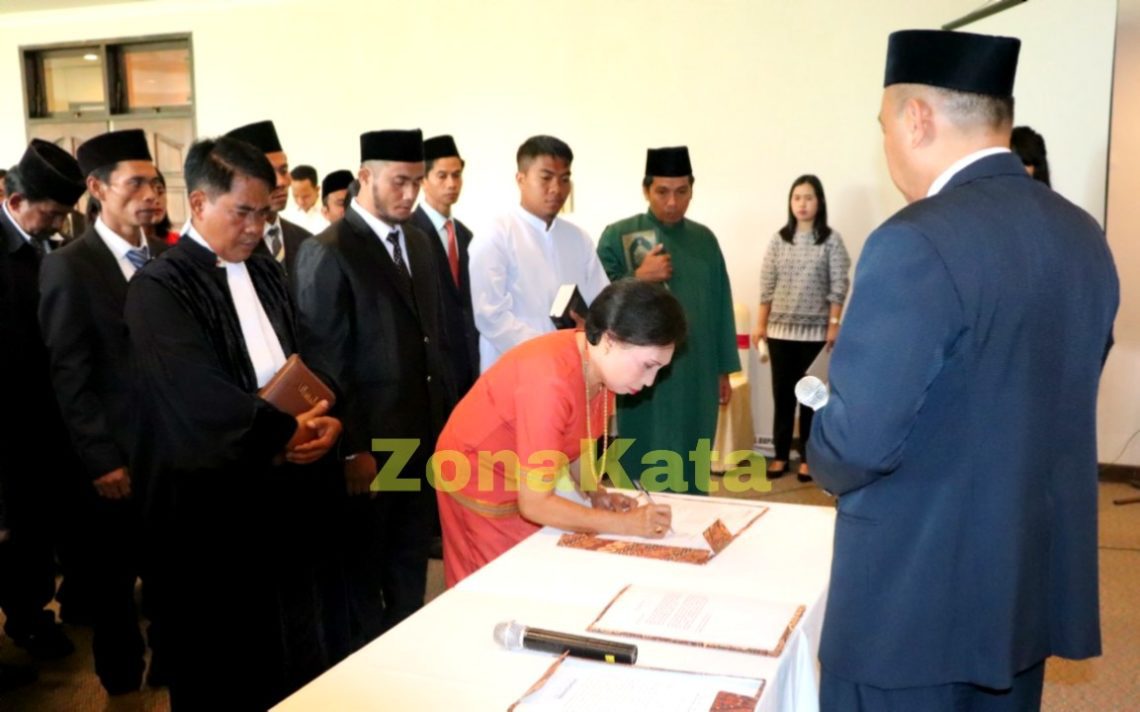 Resmi Dilantik, Panwascam Toraja Utara Diingatkan Kedepankan Netralitas 2 Resmi Dilantik, Panwascam Toraja Utara Diingatkan Kedepankan Netralitas