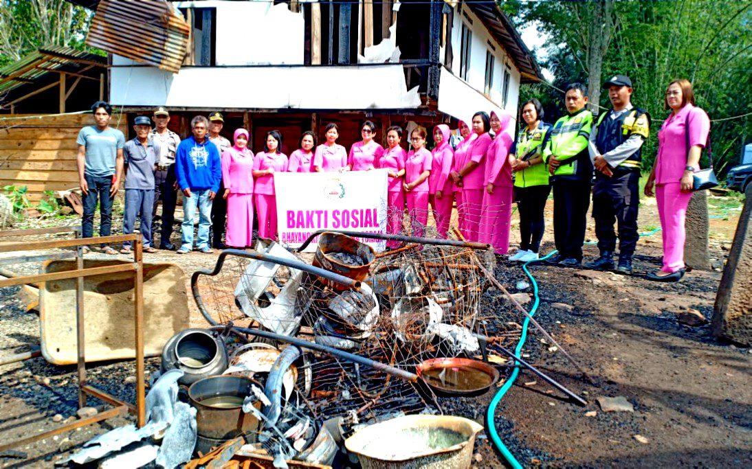 Ketua Bhayangkari Cabang Tana Toraja Kunjungi Korban Kebakaran di Tikala 2 Ketua Bhayangkari Cabang Tana Toraja Kunjungi Korban Kebakaran di Tikala