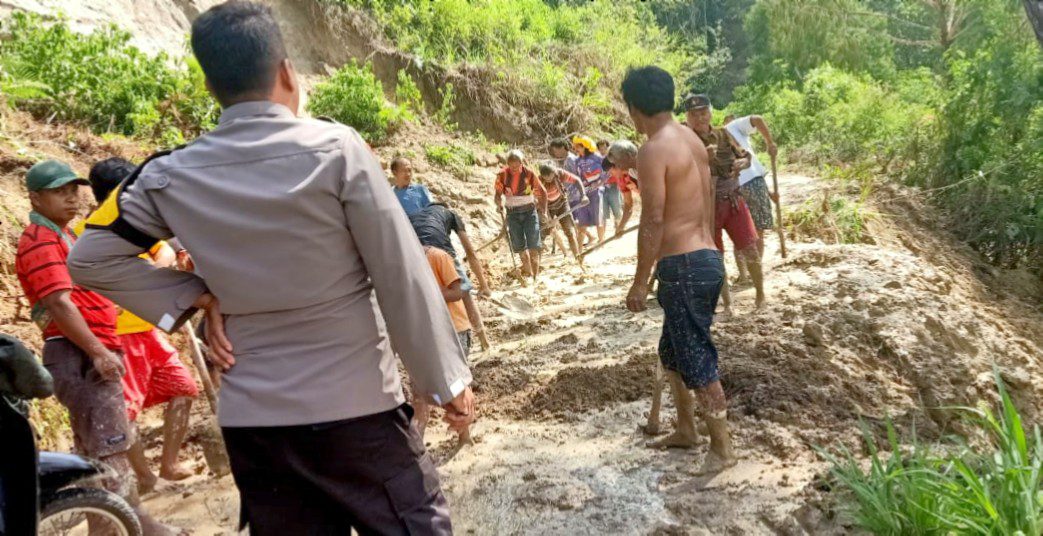Dua Hari di Guyur Hujan, Sejumlah Akses Jalan di Tana Toraja Tertutup Material Longsor