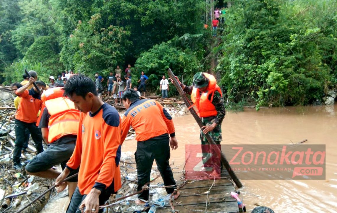 Jembatan Gantung di Enrekang Ambruk, Puluhan Warga Terluka