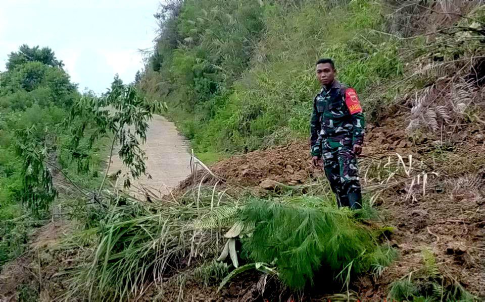 Longsor, Jalan Penghubung Lembang Bau dan Sasak Terputus