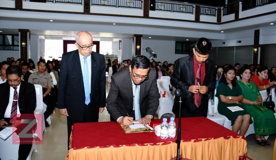 DR Oktavianus Pasoloran di Lantik Menjadi Rektor UKI Toraja