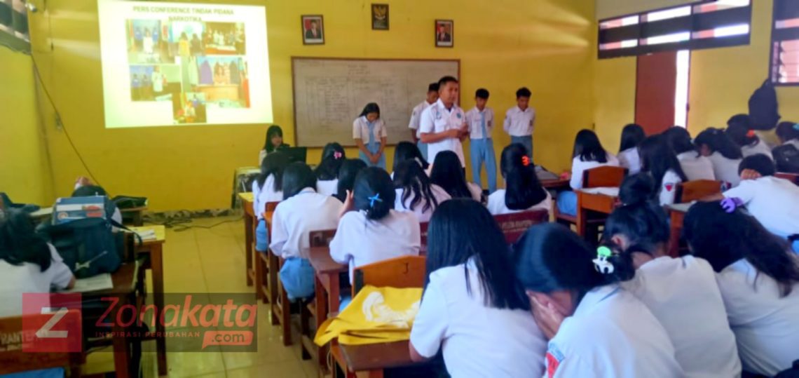 Beri Informasi Bahaya Narkoba dan Sex Education, Tim Penyuluh BNNK Sasar SMA Pelita Harapan Rantepao 2 Beri Informasi Bahaya Narkoba dan Sex Education, Tim Penyuluh BNNK Sasar SMA Pelita Harapan Rantepao