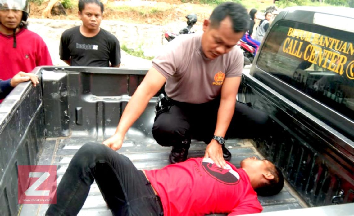 Lelaki Tanpa Identitas Ditemukan Tergeletak di Pinggir Jalan