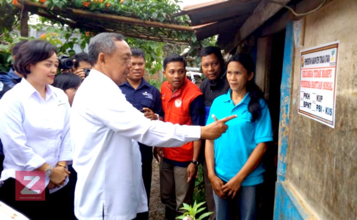 Agar Tepat Sasaran, Rumah Penerima PKH di Toraja Utara Dipasangi Stiker ‘Keluarga Tidak Mampu’