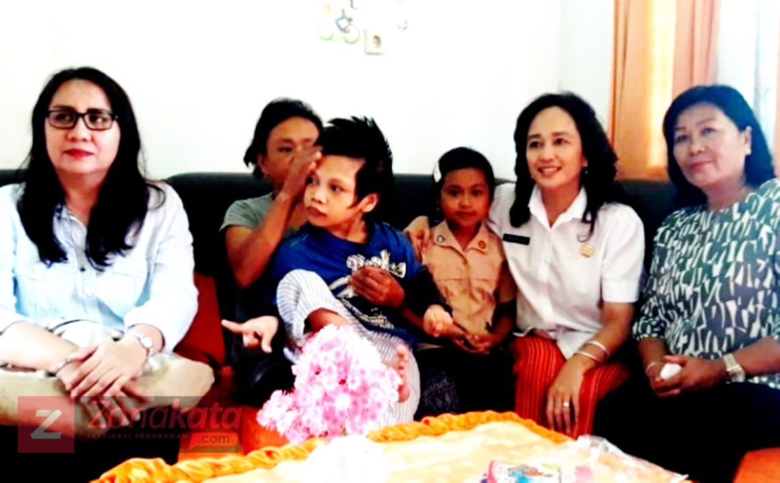 Ketua TP PKK Tana Toraja Sambangi Dua Penyandang Disabilitas di Makale Utara
