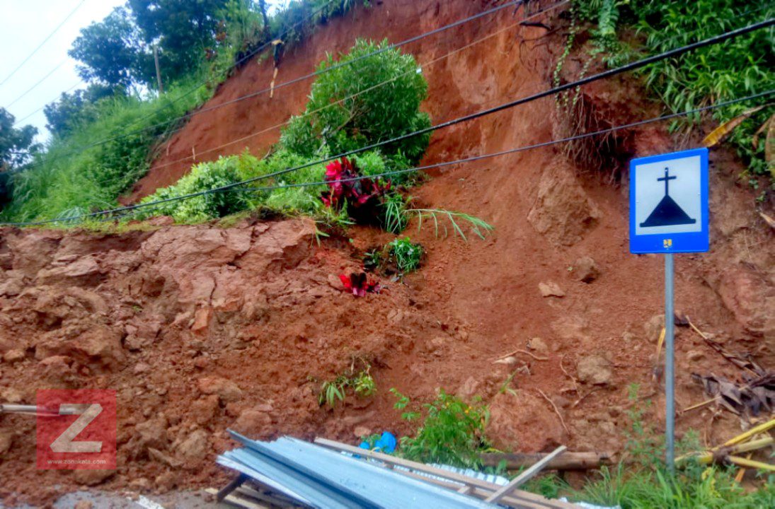 Bencana Tanah Longsor Tutup Dua Akses Jalan di Toraja Utara 2 Bencana Tanah Longsor Tutup Dua Akses Jalan di Toraja Utara