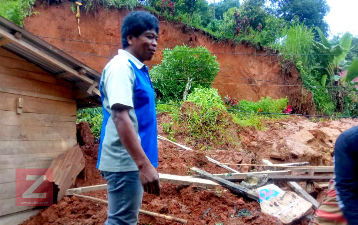Bencana Tanah Longsor Tutup Dua Akses Jalan di Toraja Utara 4 Bencana Tanah Longsor Tutup Dua Akses Jalan di Toraja Utara