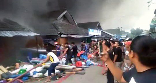 Puluhan Kios di Pasar Sentral Sinjai Ludes Terbakar 2 Puluhan Kios di Pasar Sentral Sinjai Ludes Terbakar