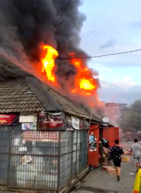Puluhan Kios di Pasar Sentral Sinjai Ludes Terbakar