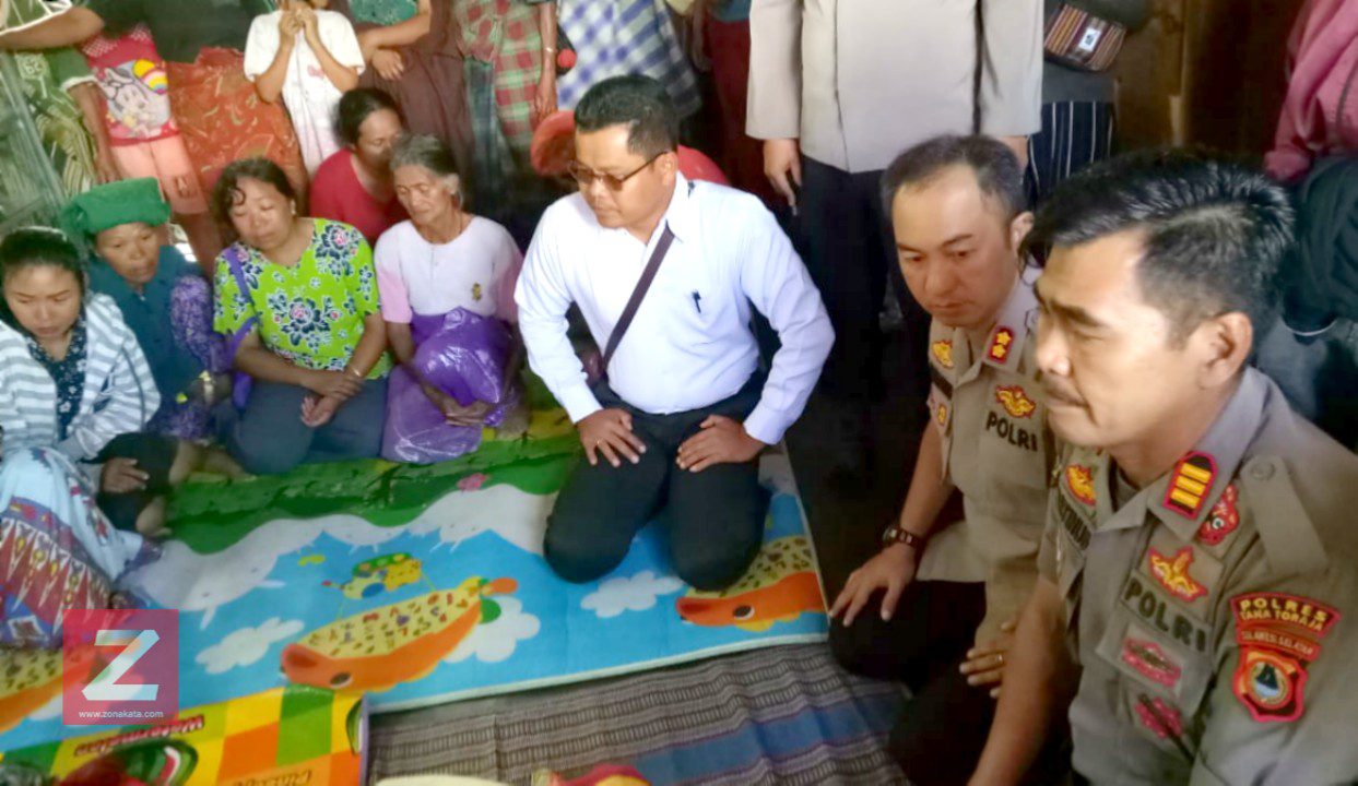 Kapolres Tana Toraja Sambangi Rumah Duka Korban Tanah Longsor