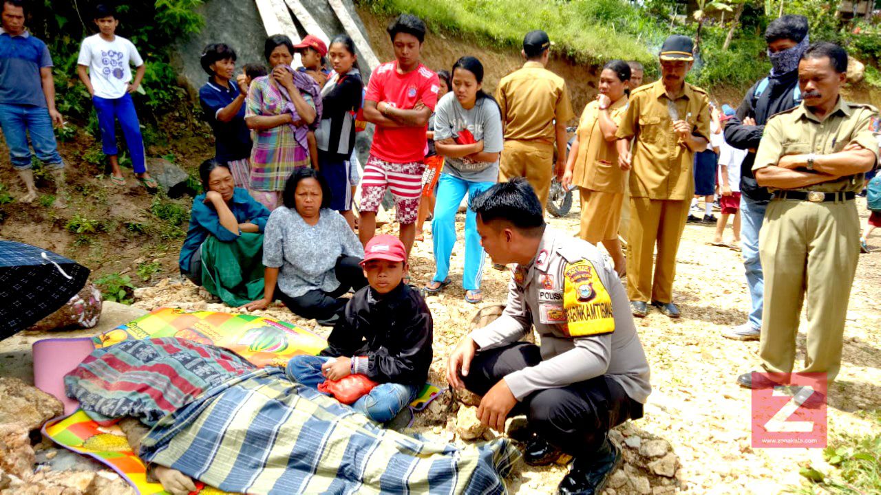 Kapolres Tana Toraja Sambangi Rumah Duka Korban Tanah Longsor