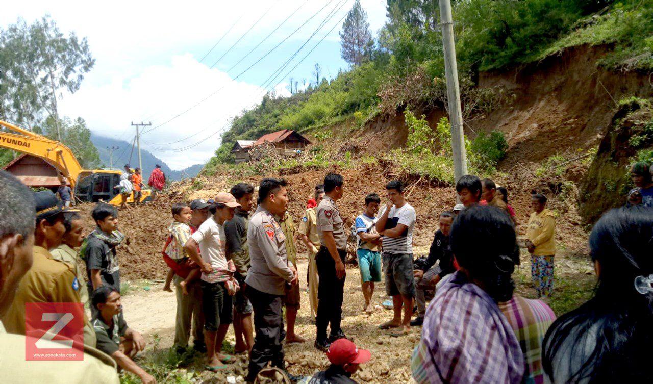 Kapolres Tana Toraja Sambangi Rumah Duka Korban Tanah Longsor