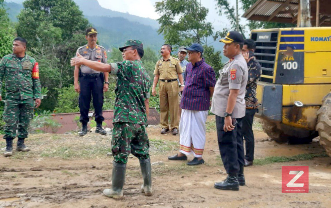 Bupati Nico Kunjungi Rumah Korban Tertimpa Longsor di Malimbong Balepe 2 Bupati Nico Kunjungi Rumah Korban Tertimpa Longsor di Malimbong Balepe