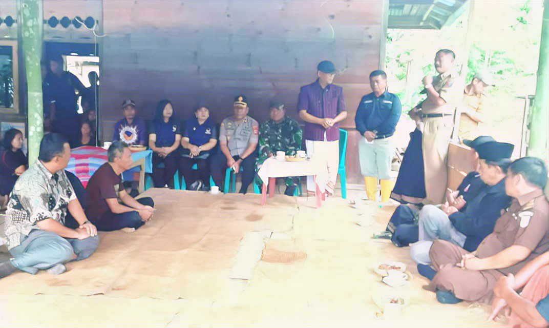 Bupati Nico Kunjungi Rumah Korban Tertimpa Longsor di Malimbong Balepe 3 Bupati Nico Kunjungi Rumah Korban Tertimpa Longsor di Malimbong Balepe
