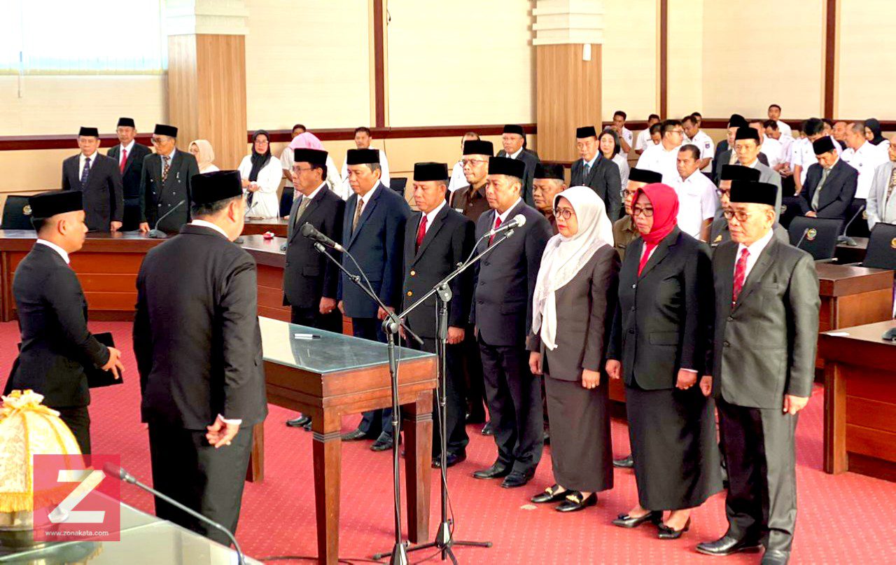 Sejumlah Pejabat Eselon II dan III Pemprov Sulsel di Lantik
