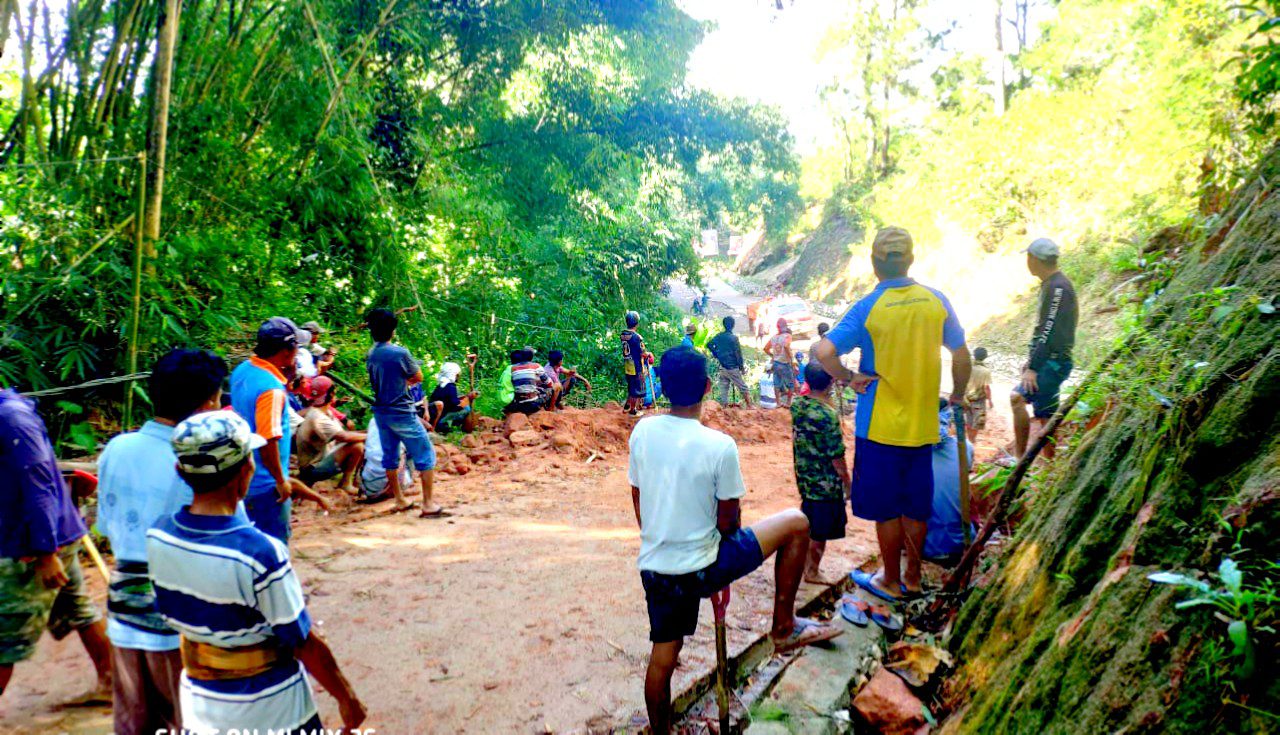 Warga Batualu Gotong Royong Bersihkan Material Longsor 2 Warga Batualu Gotong Royong Bersihkan Material Longsor