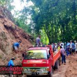 Warga Batualu Gotong Royong Bersihkan Material Longsor