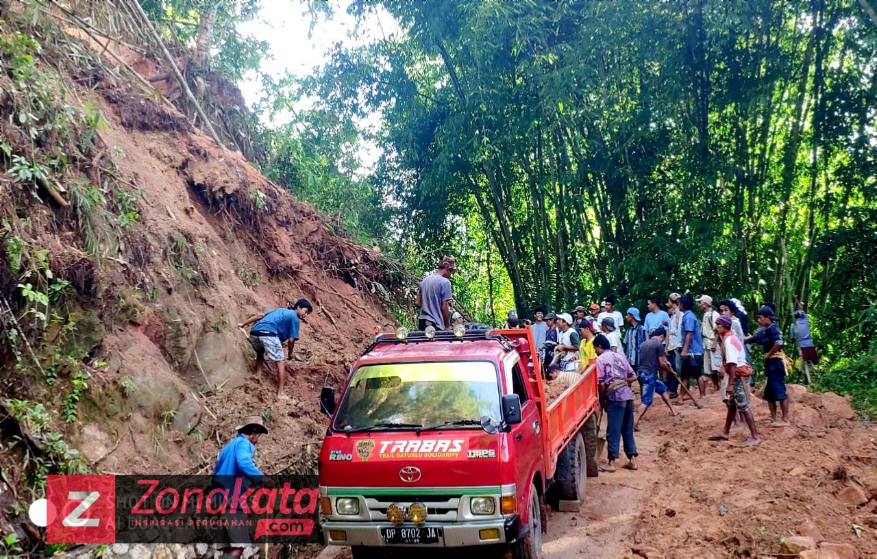 Warga Batualu Gotong Royong Bersihkan Material Longsor