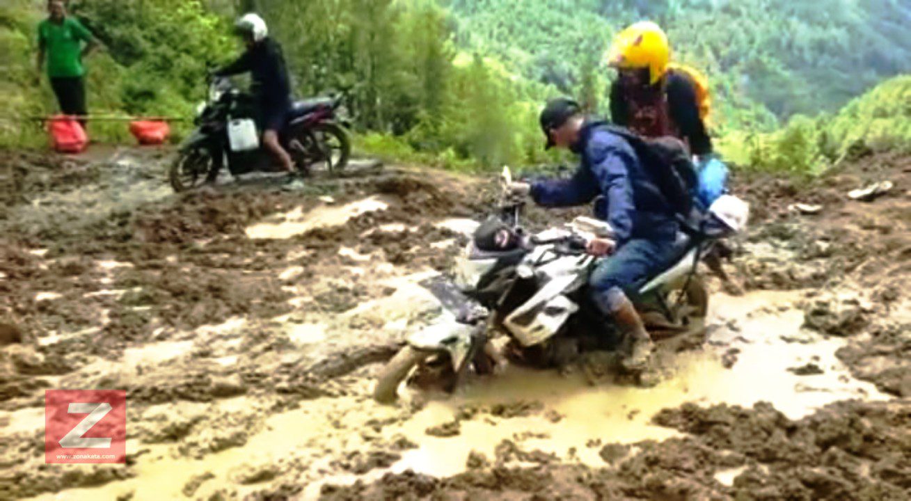 Dikelilingi Longsor, Camat Simbuang Minta Warganya Waspada 4 Dikelilingi Longsor, Camat Simbuang Minta Warganya Waspada