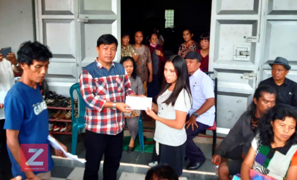 Sejumlah Anggota DPRD Tana Toraja Sambangi Korban Kebakaran di Makale