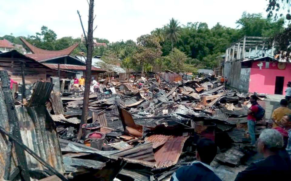 Sejumlah Anggota DPRD Tana Toraja Sambangi Korban Kebakaran di Makale 1 Sejumlah Anggota DPRD Tana Toraja Sambangi Korban Kebakaran di Makale - Zonakata.com