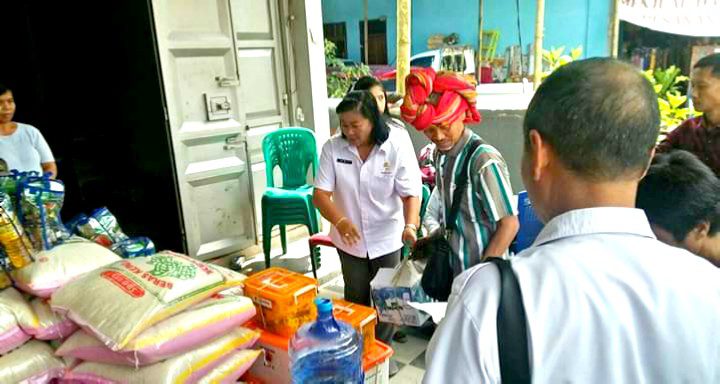 Pemerintah Serahkan Bantuan Kepada Korban Kebakaran di Pasar Sentral Makale