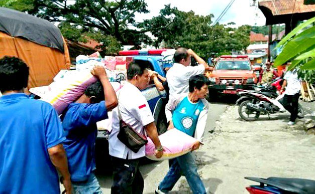 Pemerintah Serahkan Bantuan Kepada Korban Kebakaran di Pasar Sentral Makale 2 Pemerintah Serahkan Bantuan Kepada Korban Kebakaran di Pasar Sentral Makale