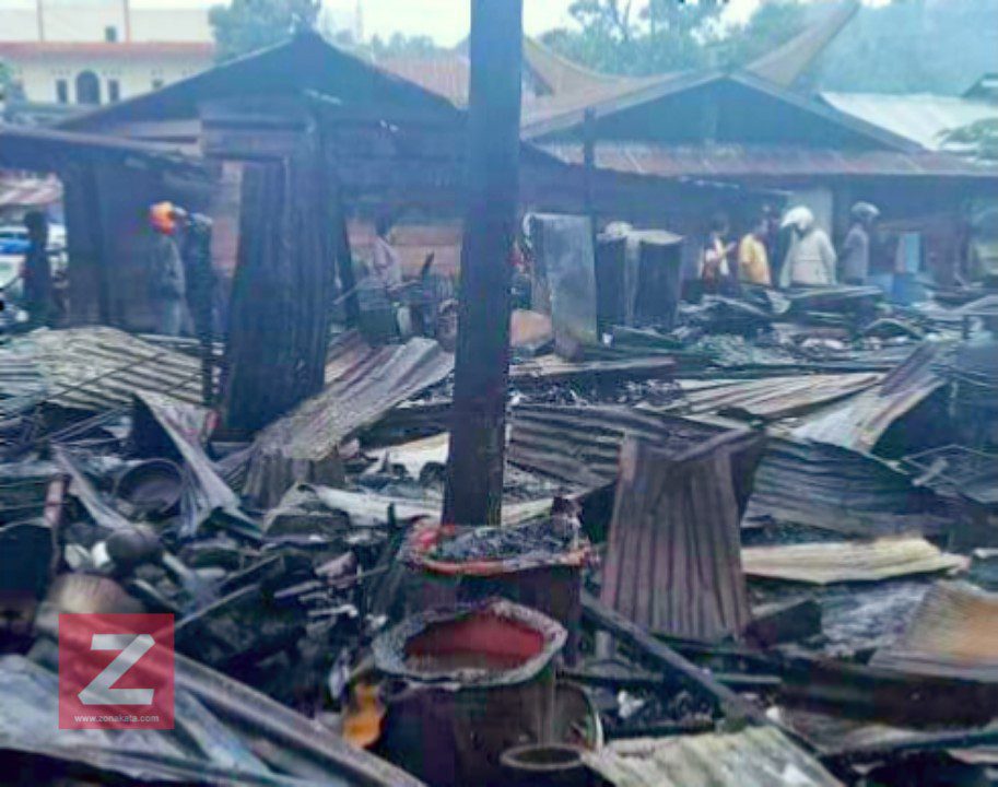Pemerintah Serahkan Bantuan Kepada Korban Kebakaran di Pasar Sentral Makale 3 Pemerintah Serahkan Bantuan Kepada Korban Kebakaran di Pasar Sentral Makale