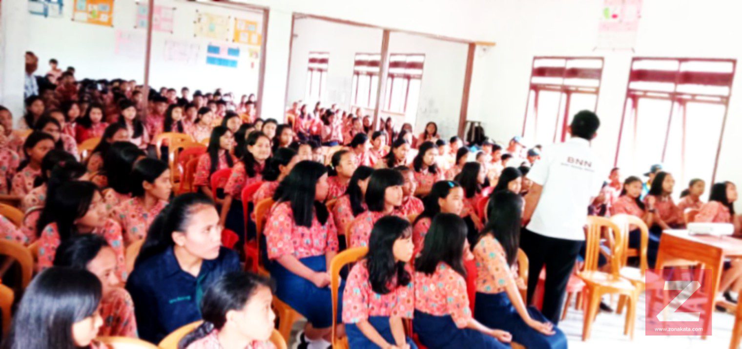 Ratusan Siswa SMP Kristen Gandangbatu Ikuti Sosialisasi Bahaya Narkoba dan Bahaya Seks Bebas 2 Ratusan Siswa SMP Kristen Gandangbatu Ikuti Sosialisasi Bahaya Narkoba dan Bahaya Seks Bebas