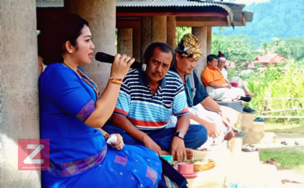 Eva Rataba Janji Akan Kembangkan Tenun Toraja di Lembang Salu Allo