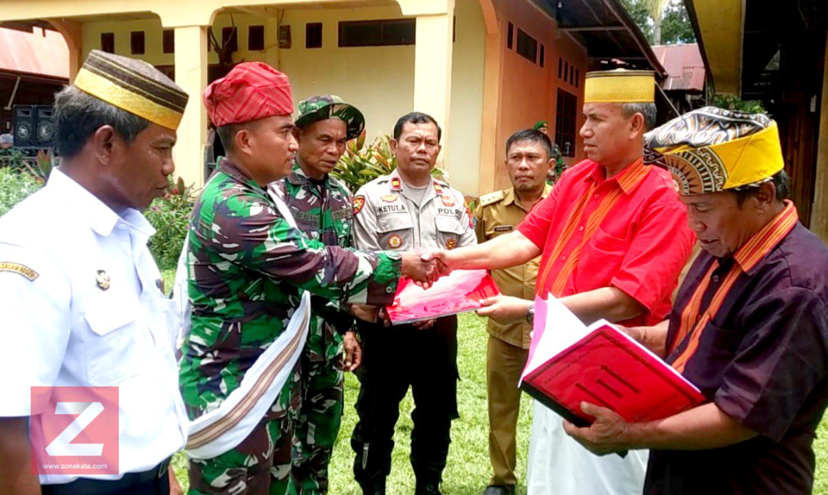 Keluarga Besar Tongkonan Sa'ku di Sumalu Hibahkan 3.6 Ha Tanah ke TNI 1 Keluarga Besar Tongkonan Sa’ku di Sumalu Hibahkan 3.6 Ha Tanah ke TNI