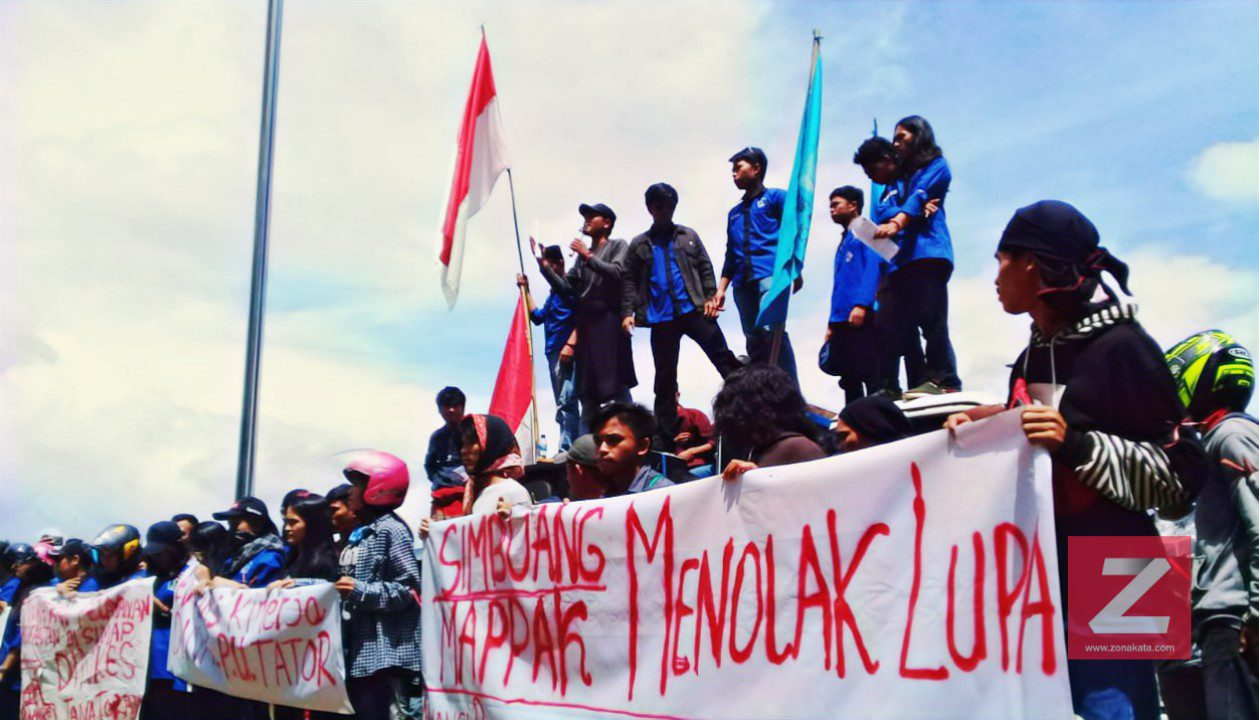 Mahasiswa Simbuang-Mappak Gelar Unjuk Rasa di Kantor Bupati Tana Toraja