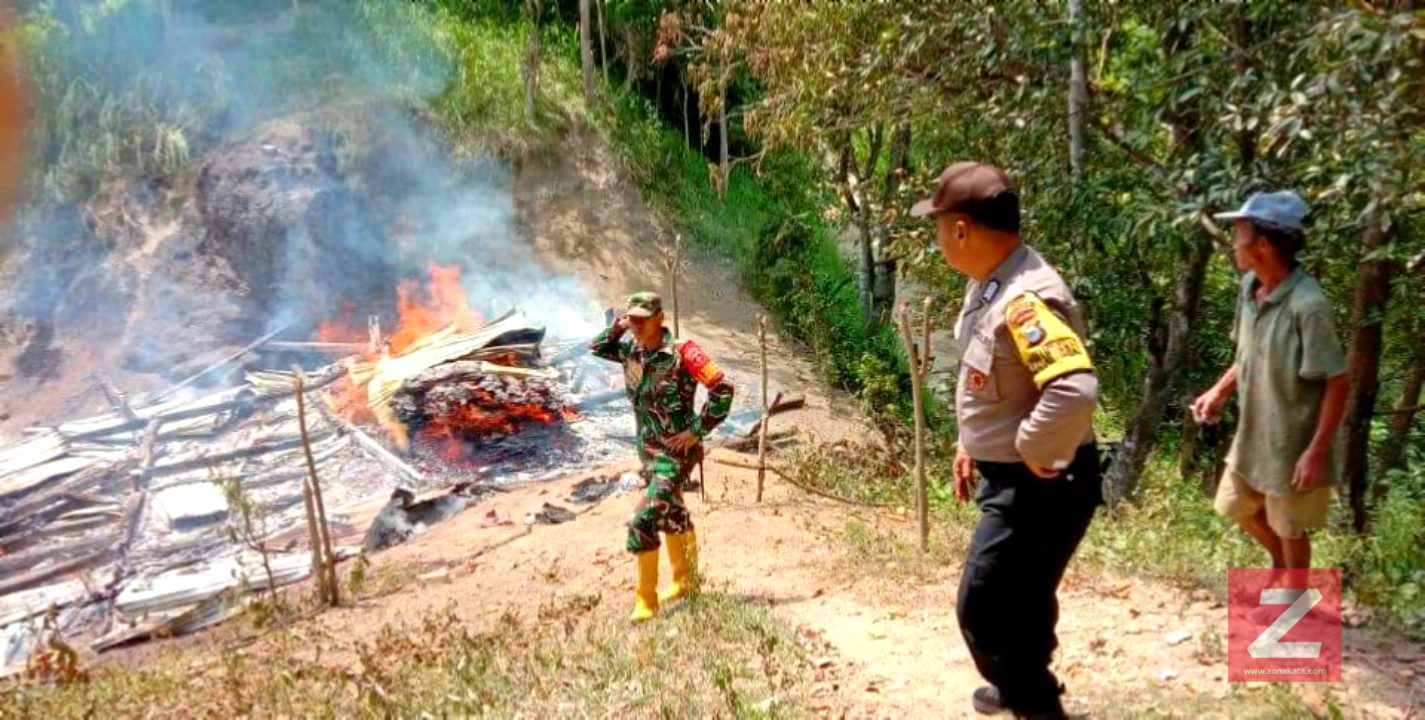 Diduga Akibat Arus Pendek Listrik, Satu Rumah di Rano Ludes Terbakar