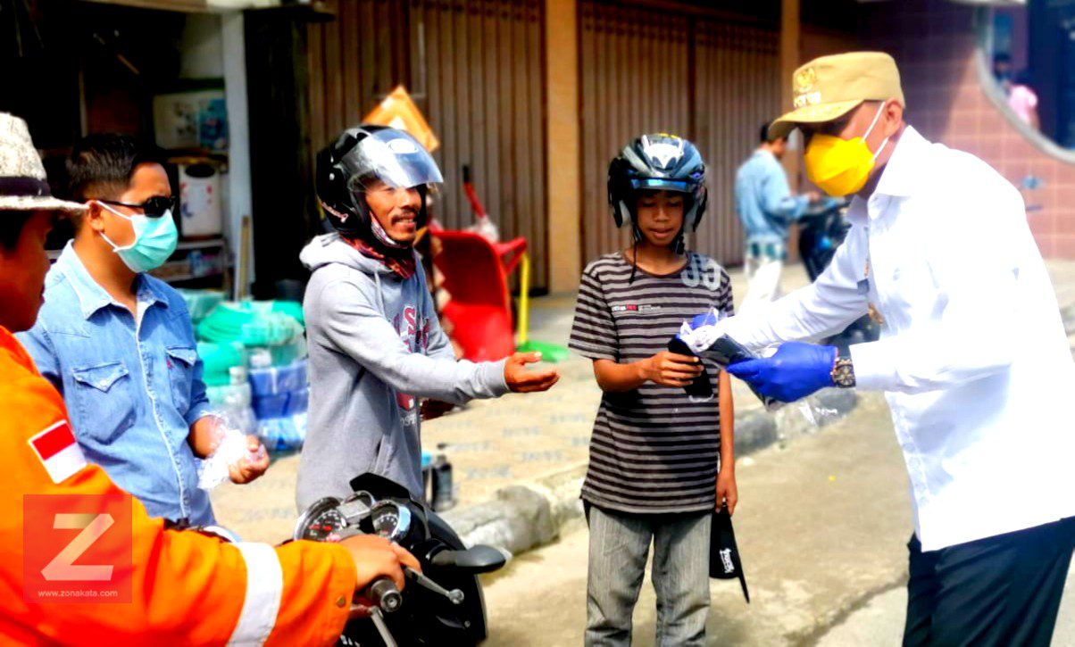 Wabup Victor Bersama Satgas Covid-19 Bagi Bagi Masker ke Masyarakat 1 Wabup Victor Bersama Satgas Covid-19 Bagi Bagi Masker ke Masyarakat