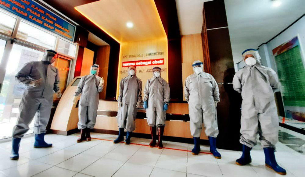 Wagub Support Alumni Penerima Beasiswa LPDP Produksi APD Baju Hazmat