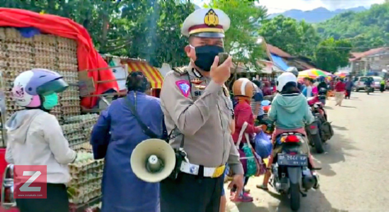 Jajaran Sat Lantas Polres Tana Toraja Turun ke Jalan Bagi Masker Gratis 2 Jajaran Sat Lantas Polres Tana Toraja Turun ke Jalan Bagi Masker Gratis