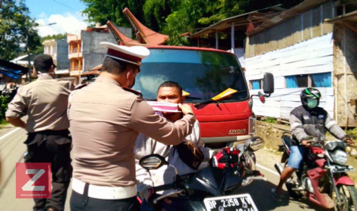 Jajaran Sat Lantas Polres Tana Toraja Turun ke Jalan Bagi Masker Gratis 1 Jajaran Sat Lantas Polres Tana Toraja Turun ke Jalan Bagi Masker Gratis