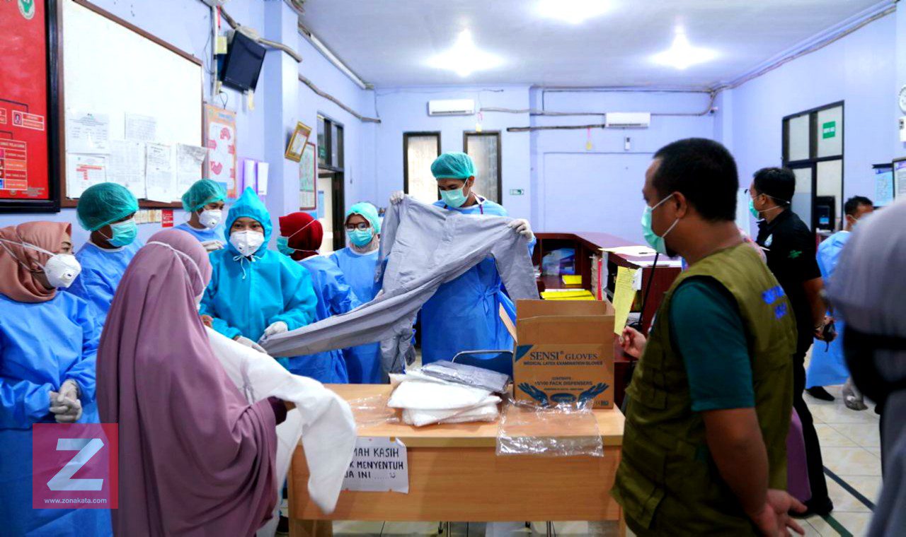 Wagub Berikan Bantuan APD ke RS Daya dan Salewangang Maros