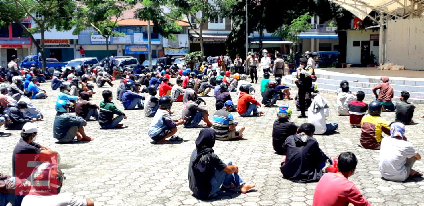 Satgas Covid-19 Tana Toraja Bagikan Sembako Bagi Sopir Angkot dan Ojek