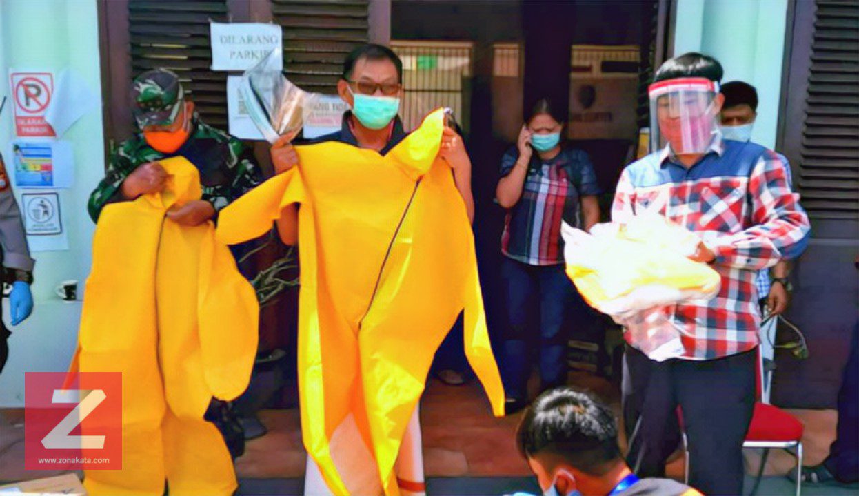 Satgas Covid-19 Terima Bantuan APD dari Lembaga Crisis Centre Gereja Toraja 1 Satgas Covid-19 Terima Bantuan APD dari Lembaga Crisis Centre Gereja Toraja