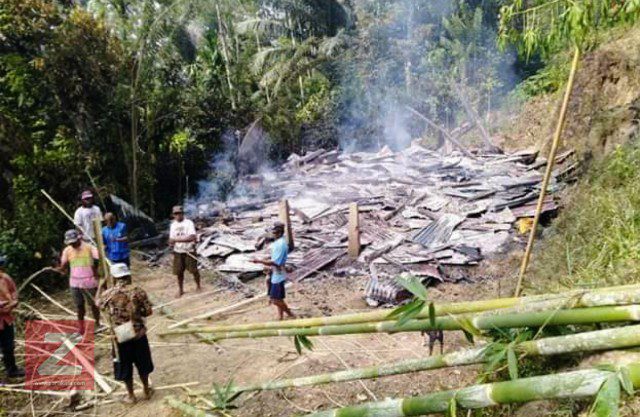 Satu Rumah di Lembang Batu Tiakka Saluputti Ludes Terbakar 2 Satu Rumah di Lembang Batu Tiakka Saluputti Ludes Terbakar