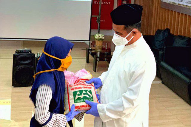 Ditengah Pandemi Covid-19, Andi Amran Sulaiman Bagikan 15 Ribu Paket Bantuan Kemanusian