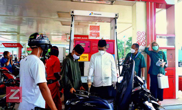 Mendadak Jadi Petugas SPBU, Amran Sulaiman Bagikan 20 Ribu Liter Bensin Gratis