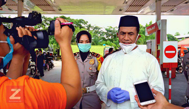 Mendadak Jadi Petugas SPBU, Amran Sulaiman Bagikan 20 Ribu Liter Bensin Gratis 2 Mendadak Jadi Petugas SPBU, Amran Sulaiman Bagikan 20 Ribu Liter Bensin Gratis