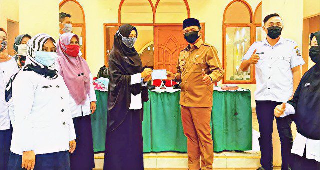 Pejabat Ini Relakan Gaji dan Tunjangannya Bulan Ini Buat Stafnya