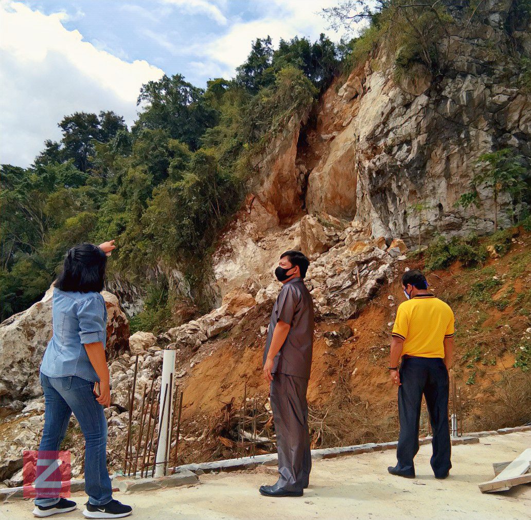 Pimpinan DPRD Tana Toraja Tinjau Lokasi Reruntuhan Batu di Se'pon Makale 3 Pimpinan DPRD Tana Toraja Tinjau Lokasi Reruntuhan Batu di Se'pon Makale