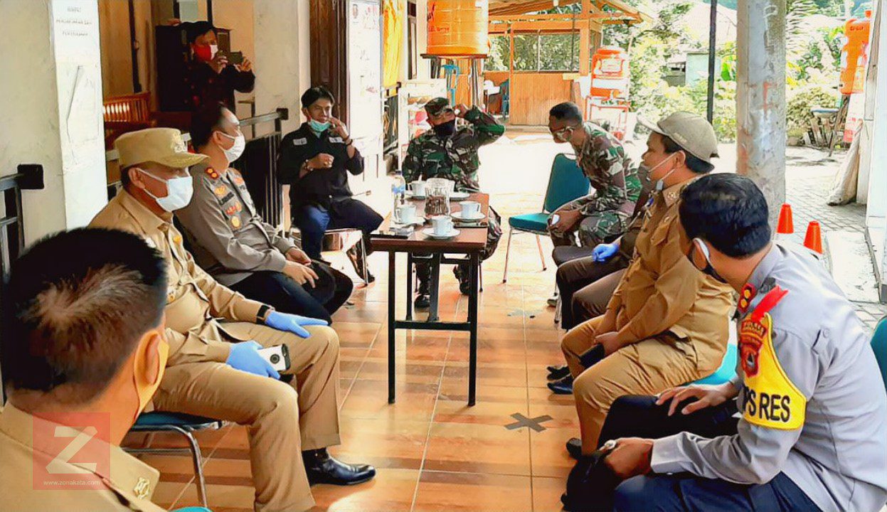 Buntut Dari Aksi Protes Warga, Pemkab Enrekang dan Tana Toraja Bertemu, Ini Hasilnya 2 Buntut Dari Aksi Protes Warga, Pemkab Enrekang dan Tana Toraja Bertemu, Ini Hasilnya